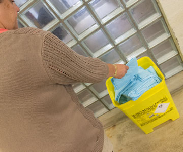 Disposable blue aprons are available at the entrance to the dissection room