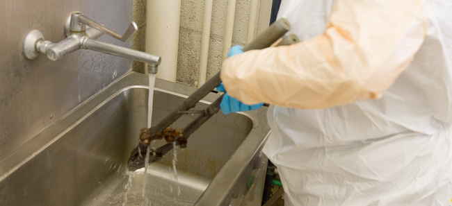 Nettoyer et rincer à l’eau claire les instruments de dissection