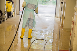 Membre du personnel nettoyant le couloir