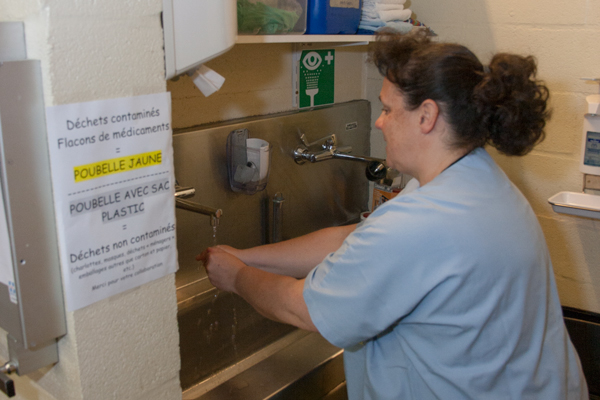 Wash your hands in the storeroom of the surgery unit