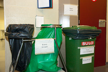 Tri plastique et carton devant les salles d'opérations