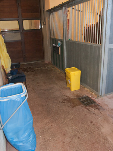 Waste containers (yellow and other) in a unit class 3