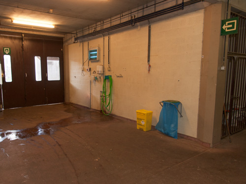 Poubelles (jaune et autre) dans le couloir du btiment d'hospitalisation de classe 3