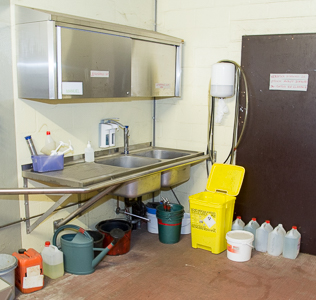 Poubelle jaune dans la zone de dsinfection