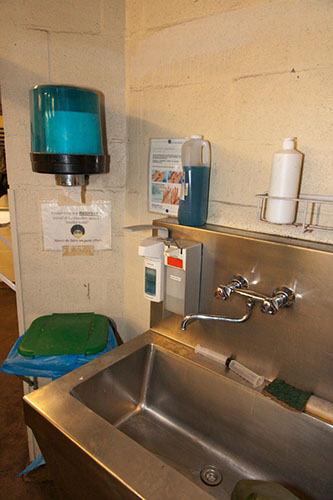 Évier et distributeur de savon et de désinfectant dans la grande salle de consultation