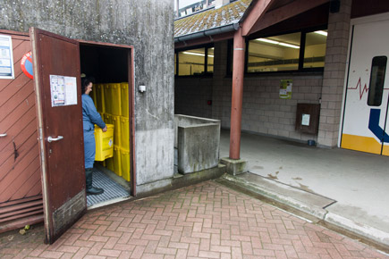 Porter la poubelle jaune scellée immédiatement au bunker situé dans la cour du B41