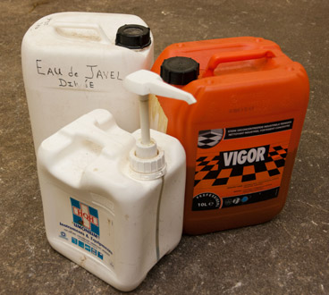 Cleaning products and disinfecants in the X-ray room for large animals 