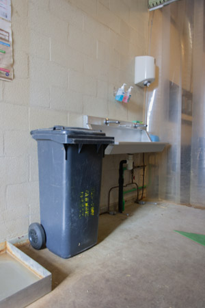 Trashcan for non-contaminated waste.