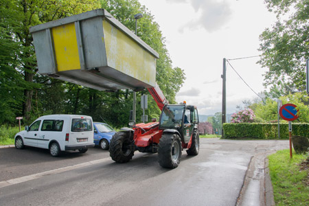 Manitou amenant un cadavre  la salle dautopsie