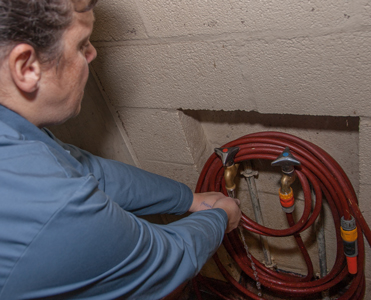 Se laver les mains au robinet de l'unit