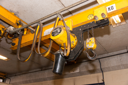 Lifting tackle in a stall