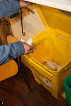 Jeter les déchets contaminés et organiques dans les poubelles jaunes